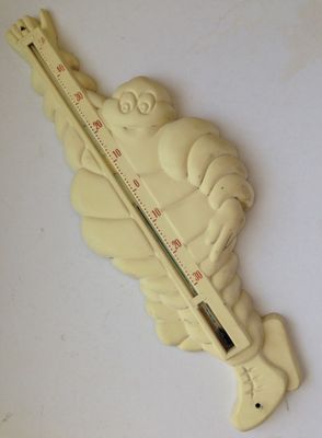 un thermomètre sur lequel est représenté un homme corpulent