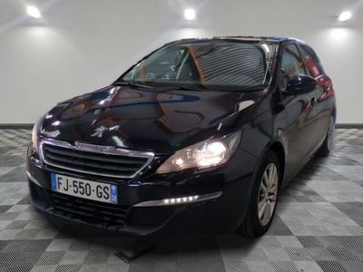 la photo d'une voiture garée dans un garage