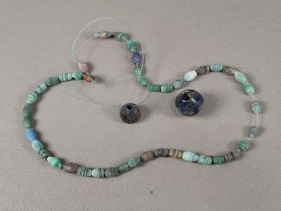 un ensemble composé d'un collier et de boucles d'oreilles posé sur une table