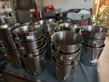 de nombreuses casseroles et poêles posées sur une table dans une cuisine