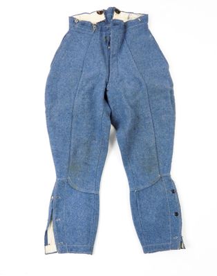 une image représentant un jean bleu sur fond blanc
