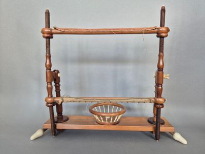 un étagère en bois à l'ancienne, surmontée d'un panier