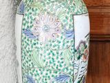 un vase posé sur une table avec une lampe dessus