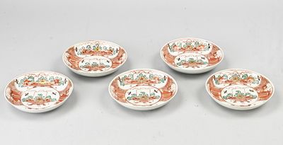quatre petites assiettes aux motifs variés posées sur une table
