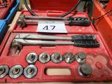 une boîte à outils rouge contenant un jeu de clés Wren
