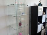 une vitrine en verre dans le coin d'une pièce
