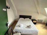 une chambre avec un lit et une chaise