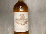 une bouteille de vin posée sur une étagère en verre