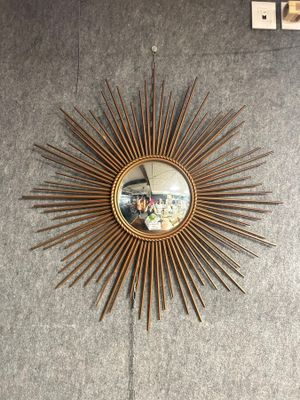 une image représentant un soleil rayonnant accrochée au mur