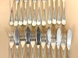 beaucoup de fourchettes et de cuillères sur la table