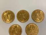 quatre souverains d'or, dont l'un représente un lion et l'autre un lion