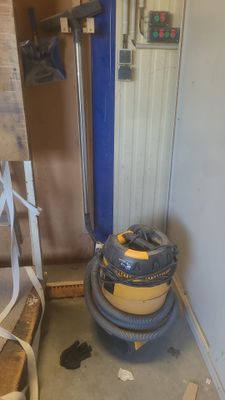 une image d'une pièce dans laquelle se trouve un aspirateur