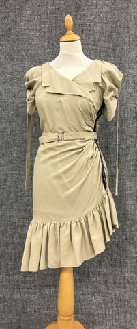 JC DE CASTELBAJAC – Robe structurée beige, manches à volume, ferm...