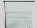 une étagère en verre à trois tablettes, montée sur roulettes, sur fond blanc