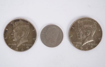 trois pièces de la même valeur sont représentées sur une surface blanche