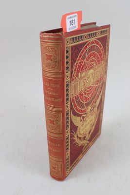 un vieux livre à la couverture rouge posé sur une table blanche