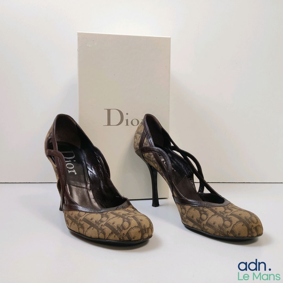 Paire d’escarpins DIOR cuir brun et toile monogrammée Dior O…