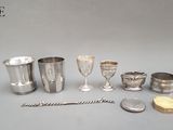 de nombreux objets en argent de toutes sortes, disposés ensemble sur la table
