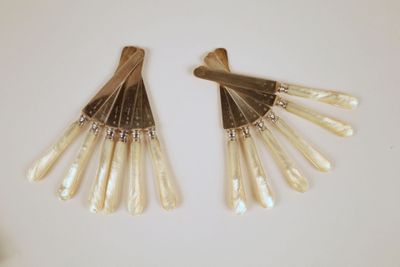 paire de boucles d'oreilles dorées en forme d'éventail, ornées de cristaux