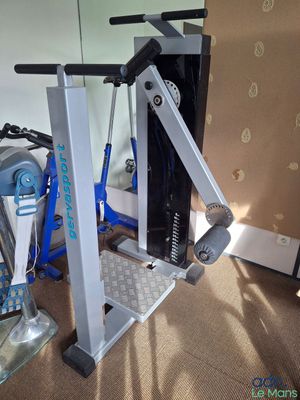 une machine qui se trouve dans le coin d'une pièce