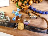une table en bois sur laquelle sont disposés divers bijoux et montres
