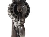 un gros plan d'un pistolet sur un fond blanc avec un fond blanc