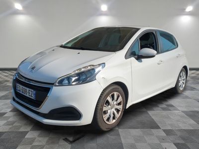 la voiture blanche est garée sur un sol en damier dans le garage