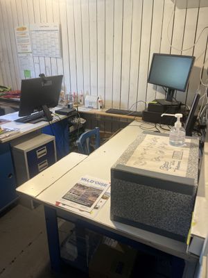 Deux bureaux en stratifié bleu et blanc Bureau d'angle en st…