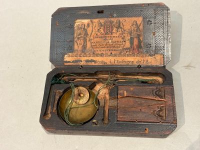 une petite boîte contenant un petit objet