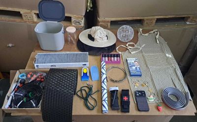 une table sur laquelle se trouvent plusieurs objets