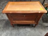 une table en bois surmontée d'un tiroir