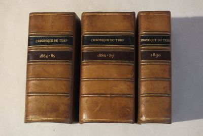 trois livres posés sur une table blanche, l'un à côté de l'autre