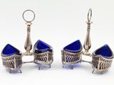 paire de bougeoirs en verre argenté et bleu, sur socle
