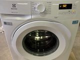 une machine à laver dans un entrepôt, avec une horloge sur le devant