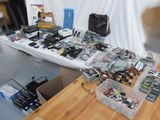 une table sur laquelle sont posés de nombreux appareils électroniques, dans une pièce