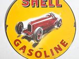 un panneau indiquant « Shell » sur le côté d'un mur blanc