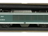 une boîte contenant un petit train, posée sur une surface blanche