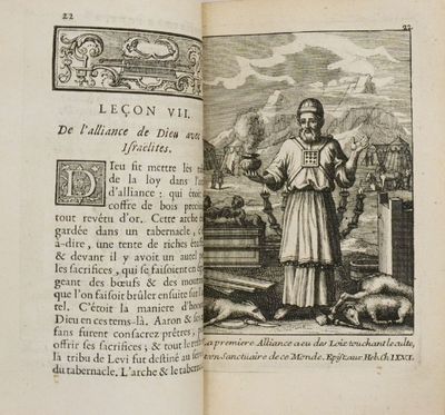 un vieux livre devant lequel se tient un homme