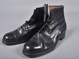 une paire de bottes en cuir noir à lacets
