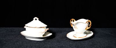 Deux saucières dont une couverte, en porcelaine blanche à li…