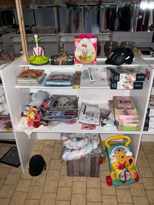 une étagère blanche remplie d'une multitude de jouets et d'autres objets