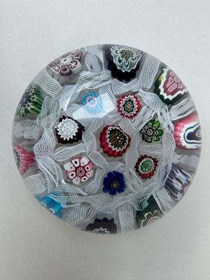 une photo d'une boule en verre ornée de nombreux motifs différents