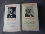 deux livres sur une table avec l'image d'un homme et d'une femme