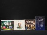 Plusieurs livres sont alignés sur une surface noire