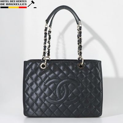 un sac cabas Chanel en cuir matelassé noir avec des anses en chaîne