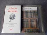 une boîte de livres posée sur une table à côté d'un livre