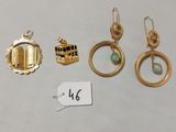trois paires de boucles d'oreilles en or et une bague en or