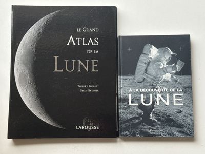 deux livres posés sur une table, avec en arrière-plan une photo d'un astronaute sur la Lune