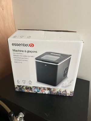 une boîte posée sur une table, sur laquelle se trouve une boîte noire et blanche