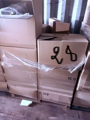 une pile de boîtes posées sur le sol d'une pièce